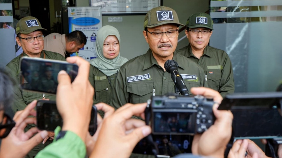 Saifullah Yusuf atau Gus Ipul memberikan keterangan pers terkait somasi