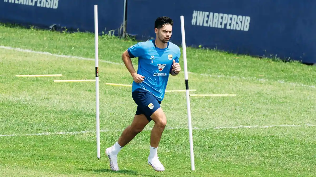 Sandy Walsh saat mengikuti sesi latihan bersama Persib Bandung di Stadion GBLA