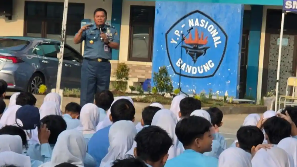 Seklem AAL Laksma TNI Asep Iwa Soemantri memberikan kuliah umum di SMP Nasional Bandung
