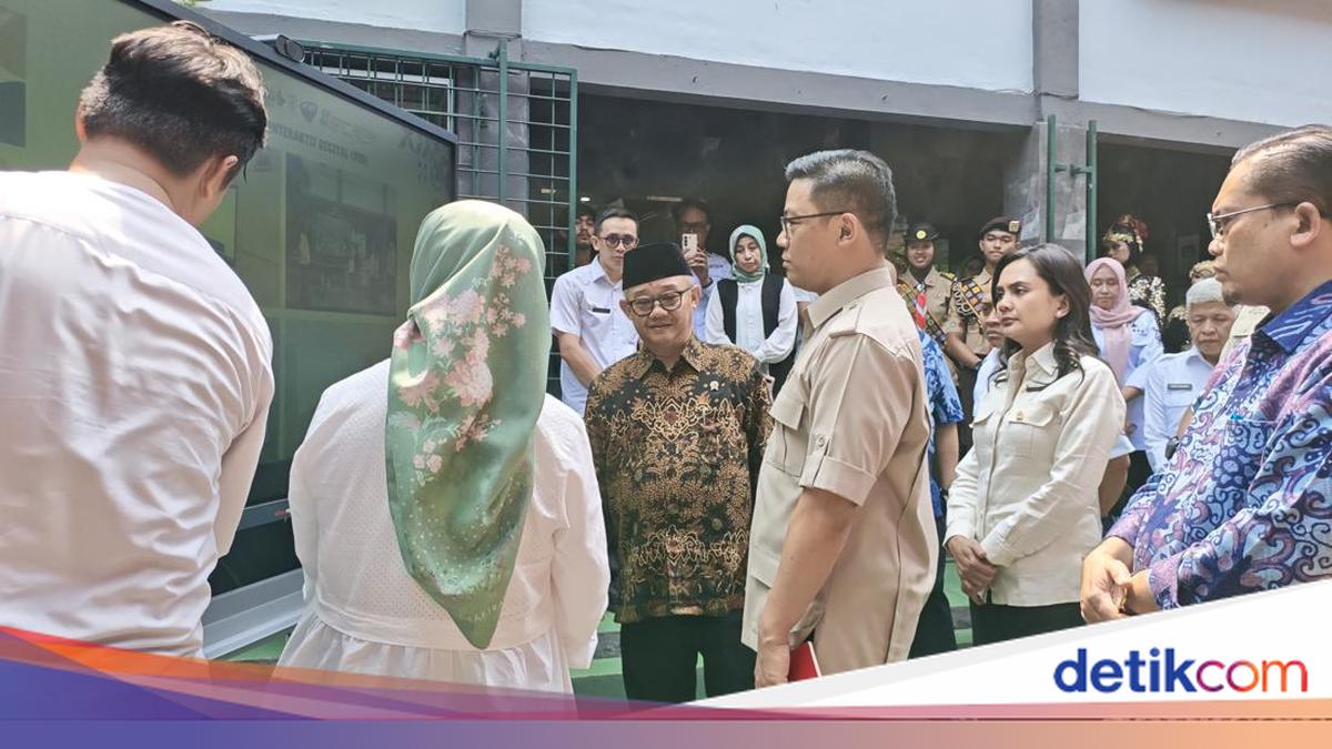 Siswa belajar menggunakan papan interaktif digital di SMAN 2 Cibinong