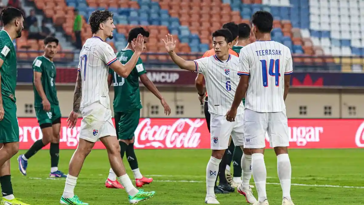Skuad Timnas Thailand merayakan kemenangan atas Pakistan di Stadion Si Jalak Harupat
