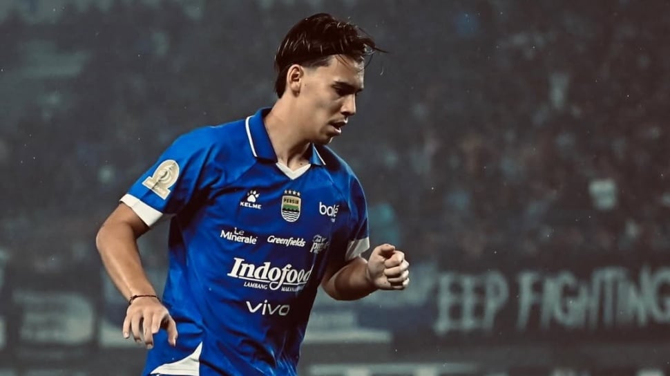 Stadion Si Jalak Harupat Kabupaten Bandung yang menjalani pemeliharaan rumput