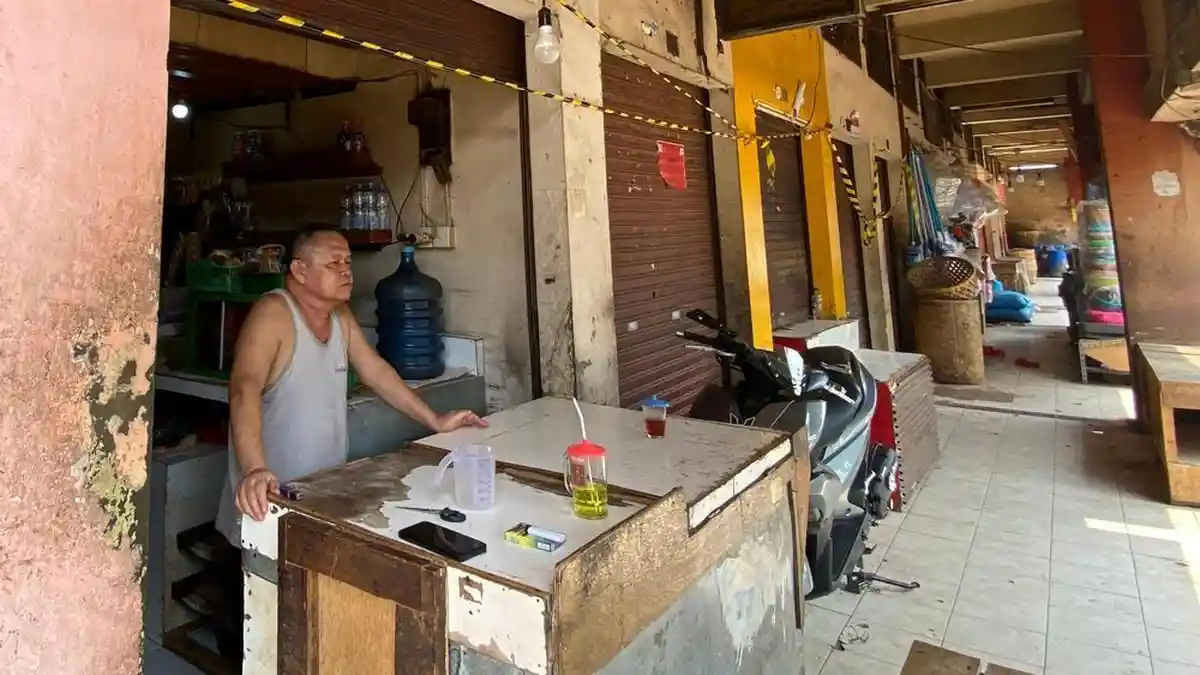 Suasana aktivitas pedagang di Pasar Ciroyom Kota Bandung yang kiosnya disegel
