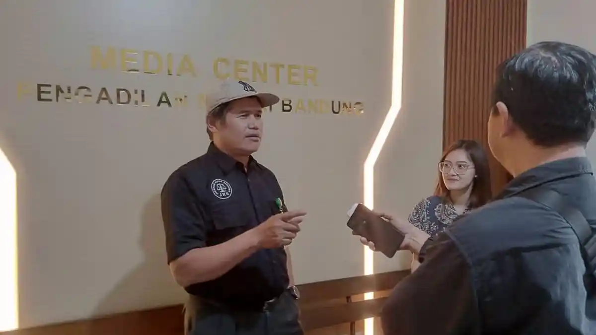 Suasana di sekitar Pengadilan Negeri Bandung tempat insiden perampasan ponsel wartawan terjadi