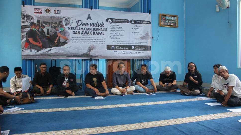 Suasana doa bersama jurnalis PFI, PWI, dan IJTI Bogor di masjid