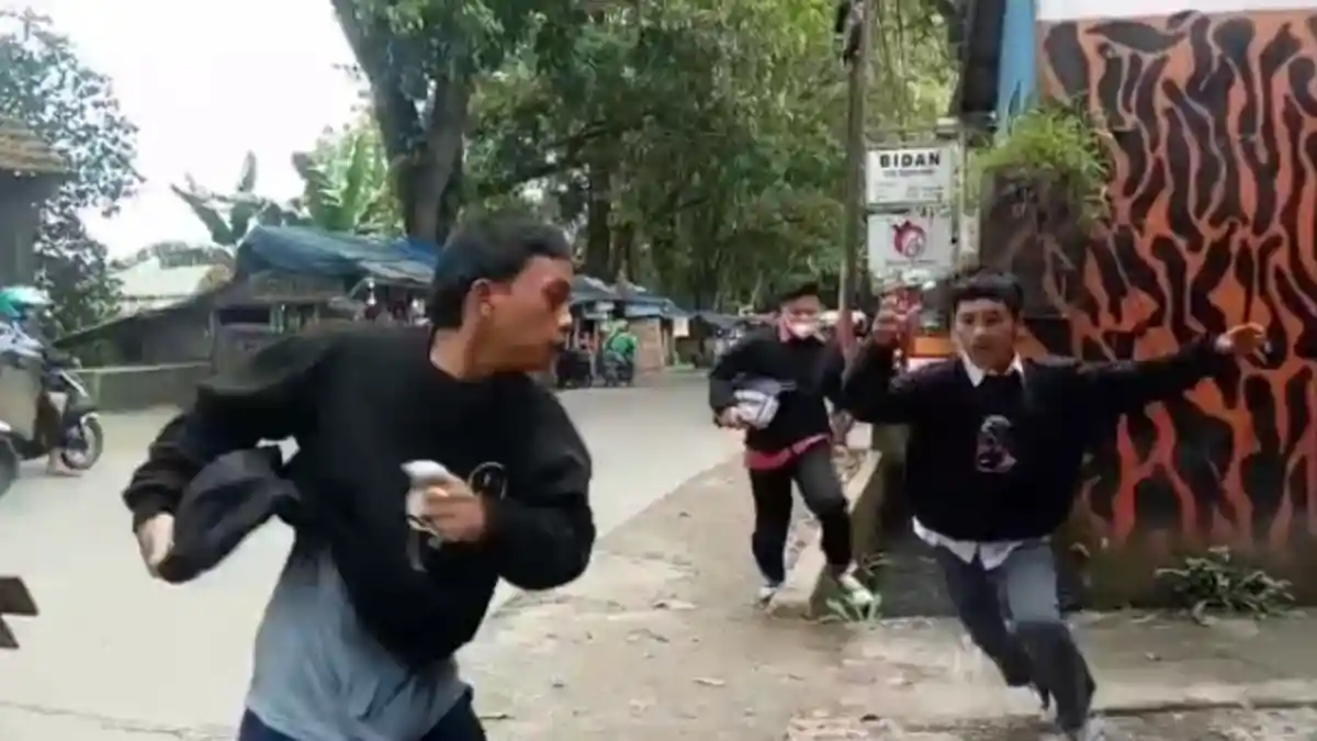 Suasana gedung SMK Karnas Kuningan dan gerbang sekolah