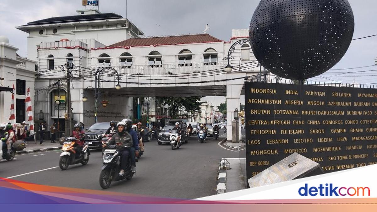 Suasana Jalan Asia Afrika Bandung dengan deretan bangunan bersejarah dan arsitektur Art Deco