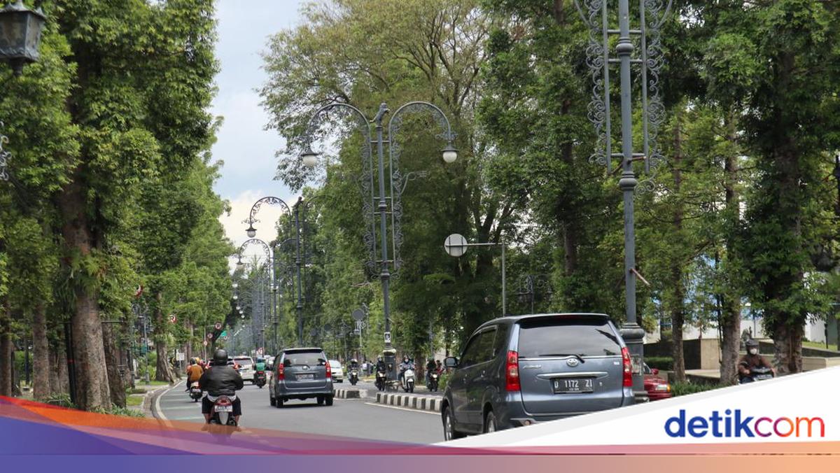Suasana jalanan di Kota Bandung yang ramai oleh kendaraan dan aktivitas warga