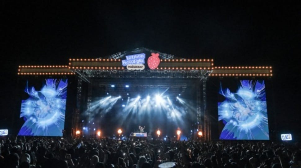 Suasana meriah penonton di area festival musik Pestapora 2026 Jakarta