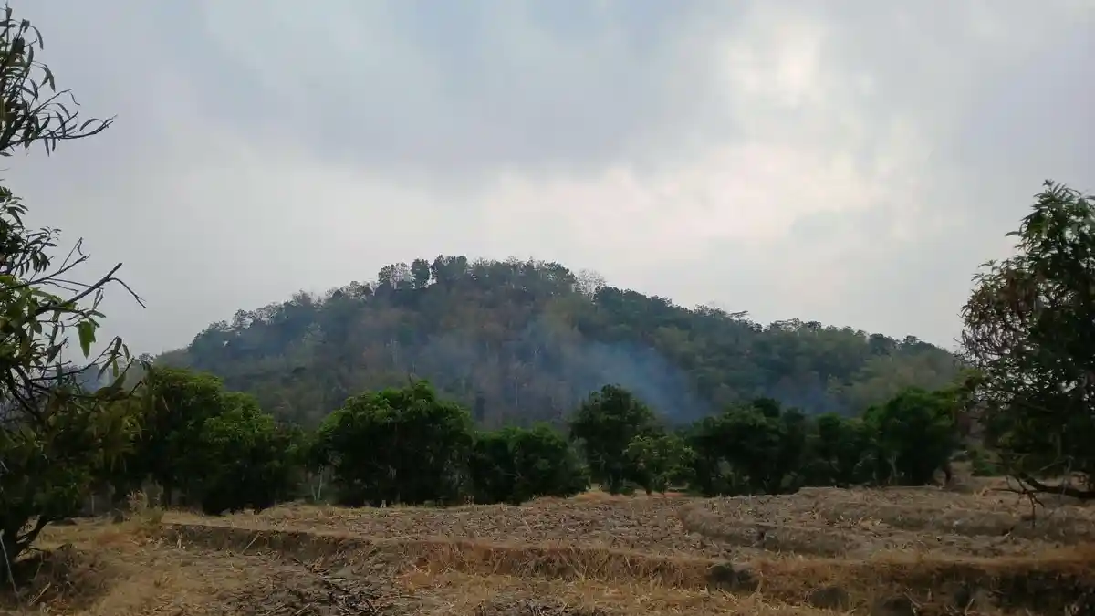 Suasana pemakaman Kanaya vokalis Emka 9 di Tasikmalaya yang dihadiri Dedi Mulyadi