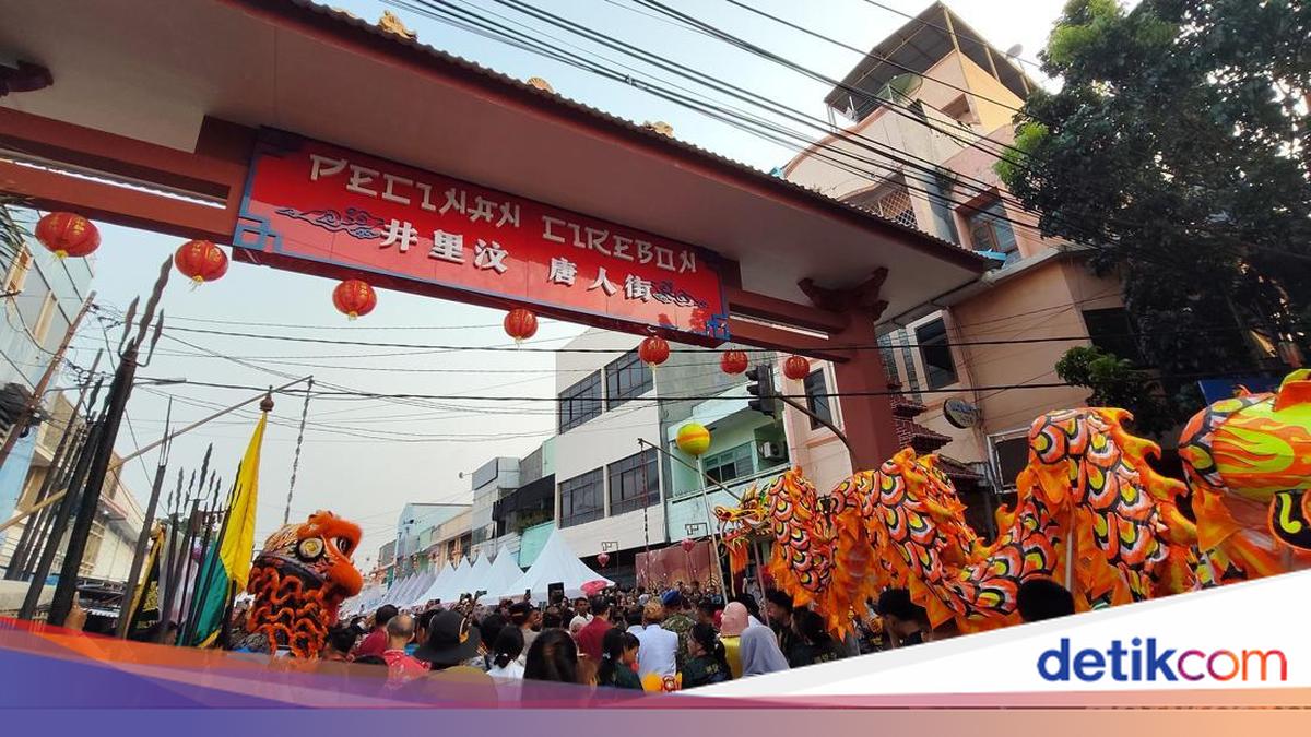 Suasana peresmian Gapura Pecinan Cirebon dan kemeriahan Festival Kue Bulan di Jalan Winaon