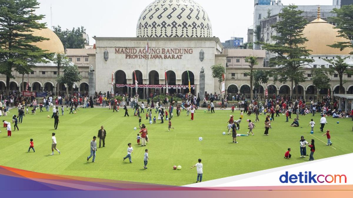 Suasana ruang publik dan tempat wisata gratis di Kota Bandung yang ramai dikunjungi wisatawan