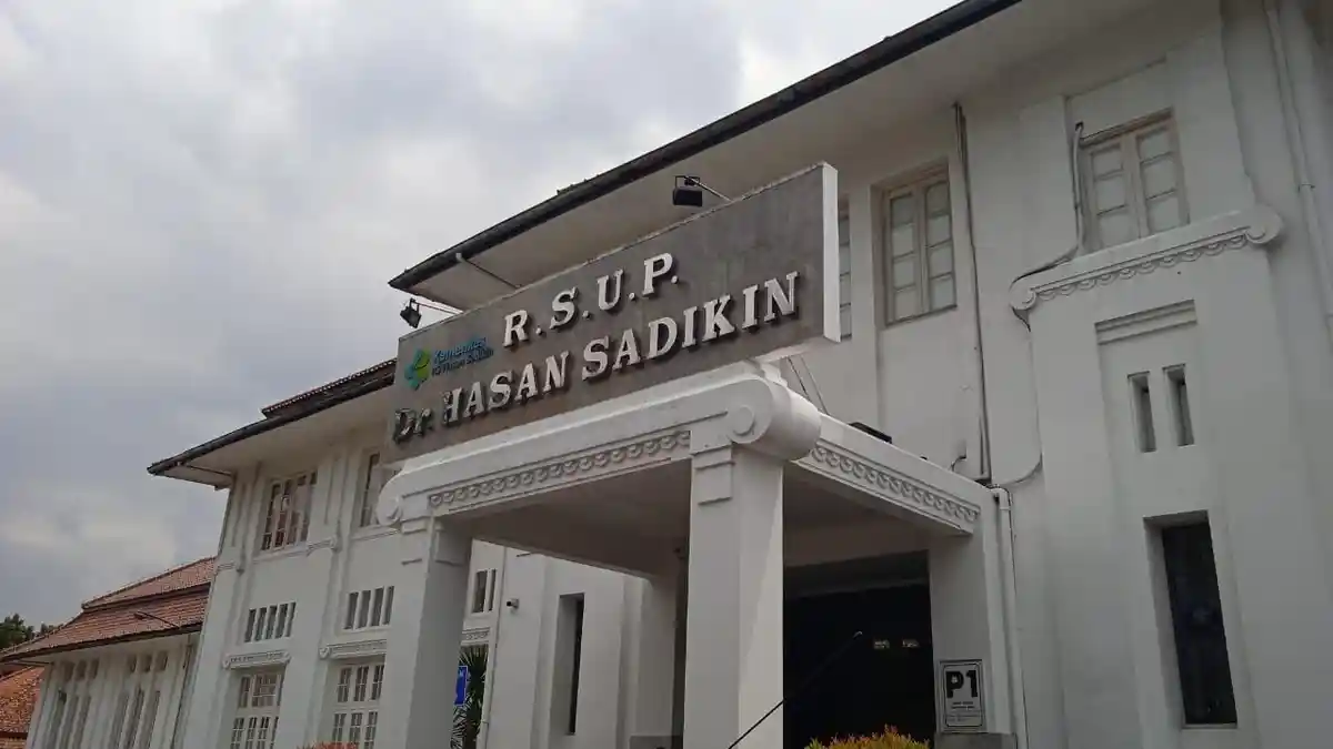 Suasana UGD RSHS Bandung yang dipenuhi pasien rujukan dan tenaga medis