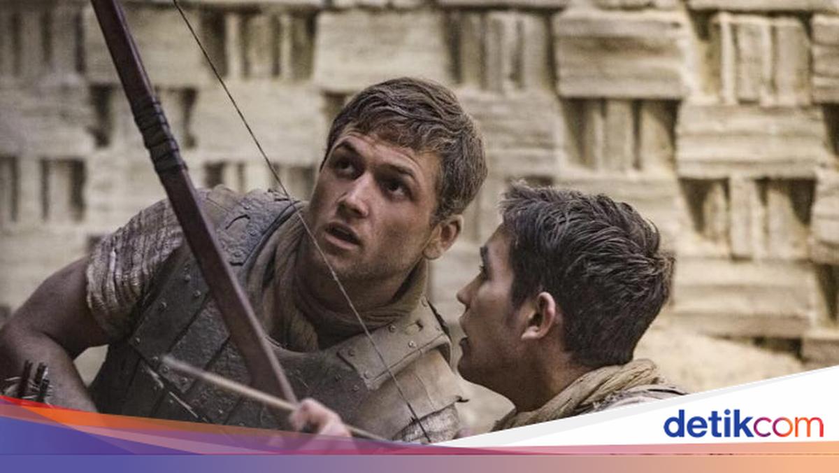 Taron Egerton dalam adegan film Robin Hood 2018