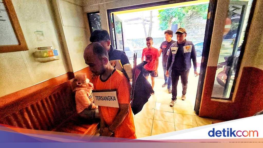 Tersangka Delon saat menjalani rekonstruksi pembunuhan Eka Maryani di Sukabumi