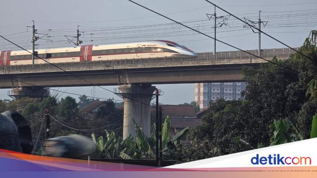 Tersangkut Layang-layang, Kereta Cepat Whoosh Sempat Terhenti di Cimahi