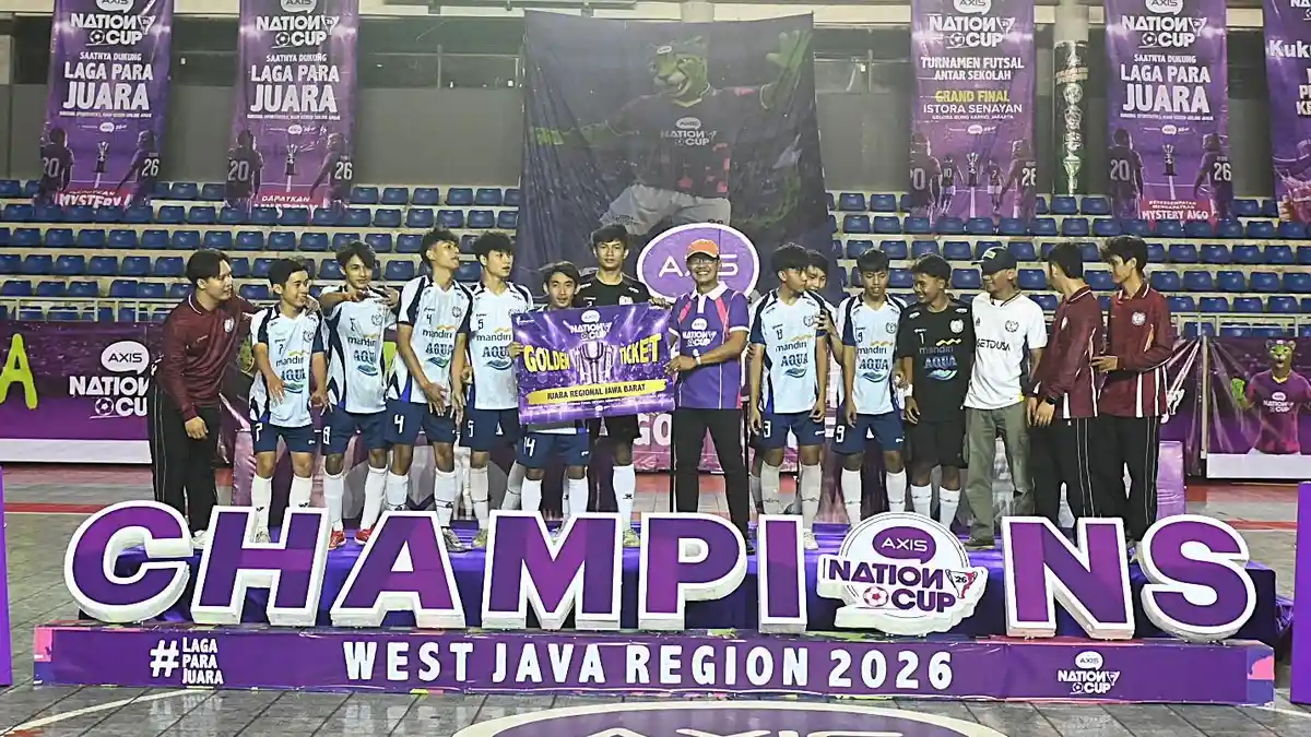 Tim futsal SMAN 21 Bandung merayakan kemenangan sebagai juara regional Jawa Barat AXIS Nation Cup 2026