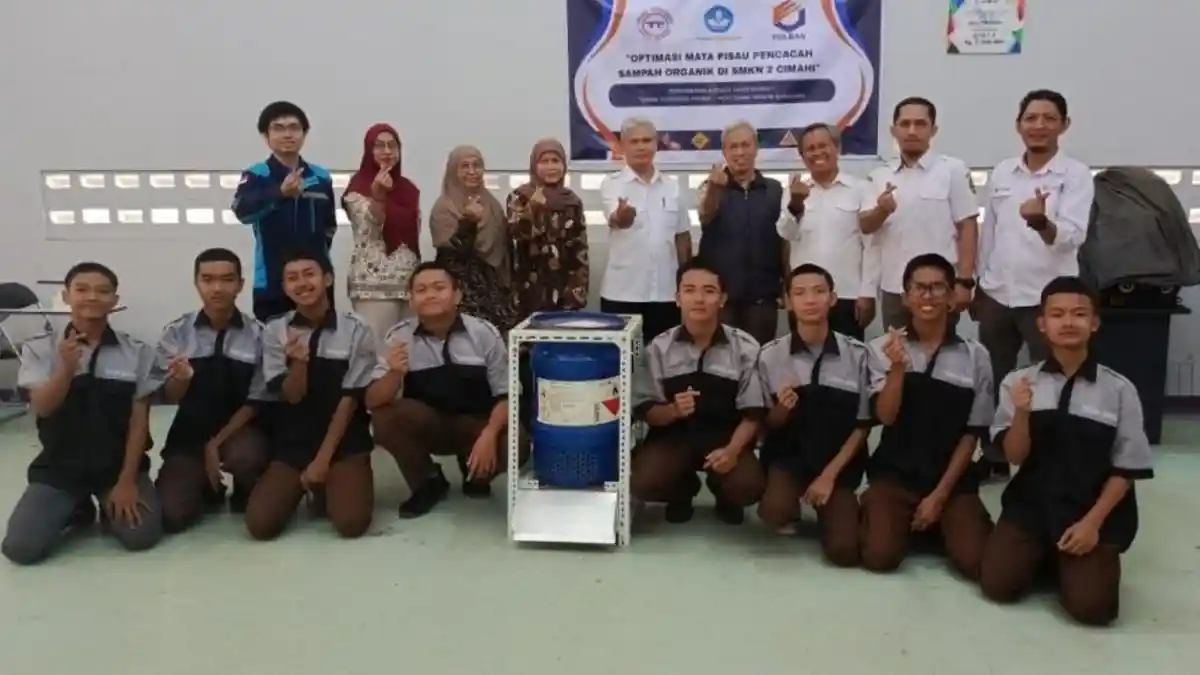 Tim PKM Teknik Konversi Energi Polban menyerahkan mesin pencacah sampah di SMK Negeri 2 Cimahi
