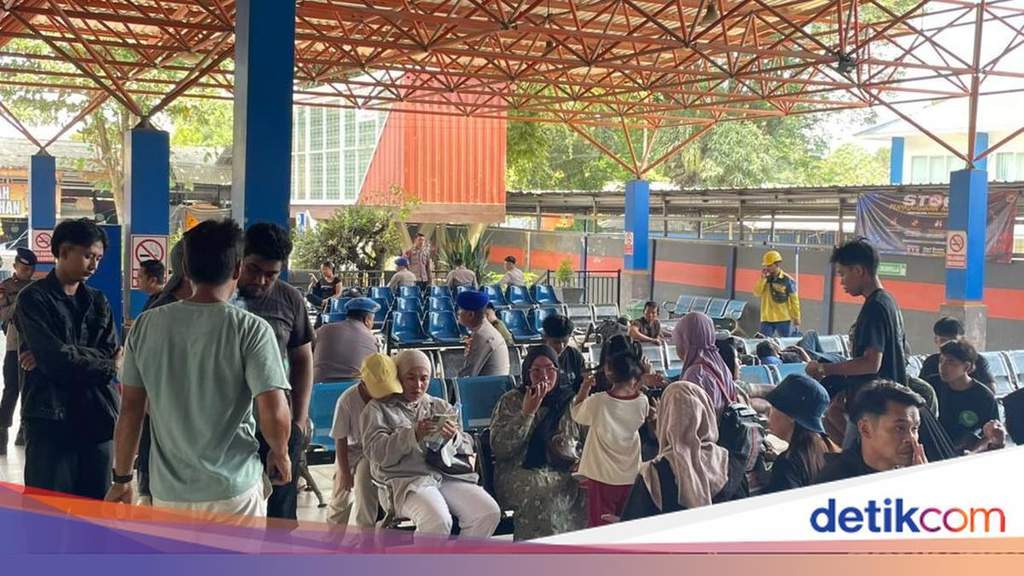 Tim SAR gabungan melakukan evakuasi korban Kapal Virgo Transport 8 di perairan.