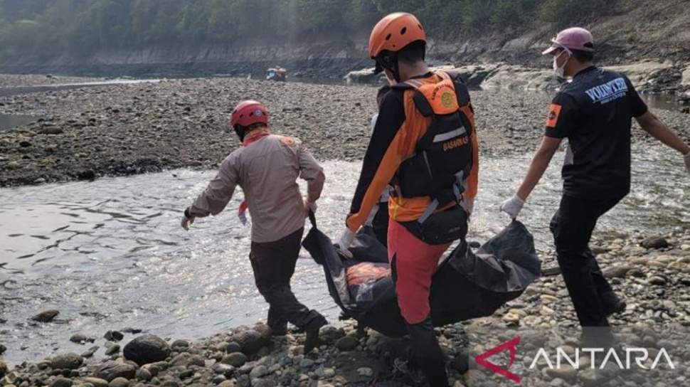 Tim SAR gabungan melakukan pencarian korban tenggelam di aliran Sungai Citarum