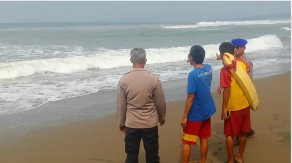 Tim SAR gabungan melakukan pencarian korban terseret ombak di Pantai Istiqomah Palabuhanratu