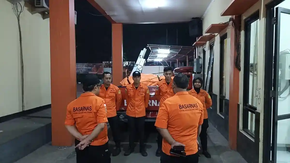 Tim SAR melakukan pencarian nelayan hilang di perairan Krangkeng Indramayu