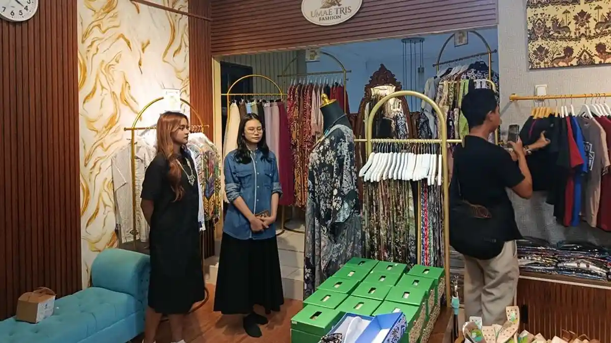 Toko baju Umae Tris di Cirebon dengan konsep budaya lokal dan motif Mega Mendung