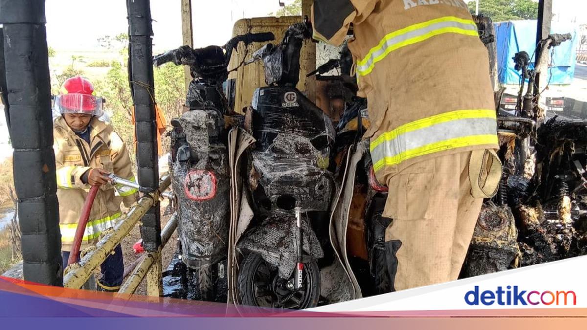 Truk kontainer pengangkut sepeda listrik terbakar di Losari Cirebon
