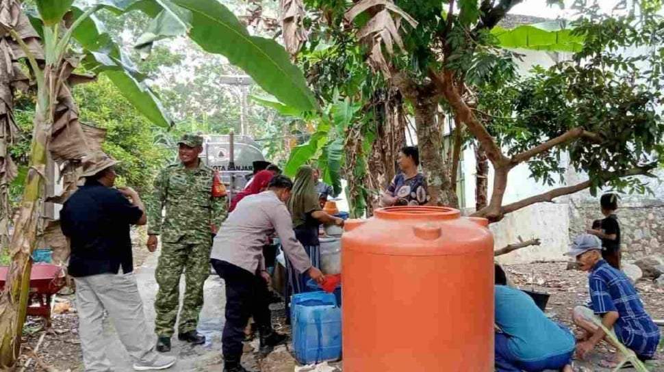 Truk tangki BPBD Kota Banjar menyalurkan air bersih untuk warga terdampak kekeringan