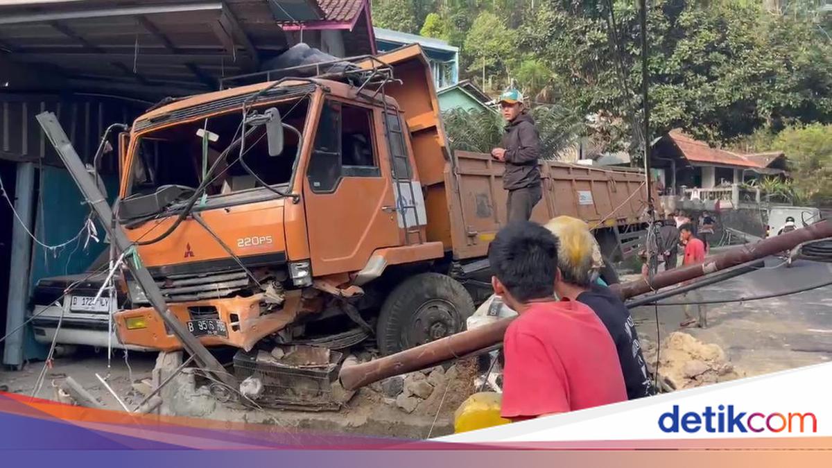 Truk tronton menabrak rumah warga di jalur Gentong Tasikmalaya