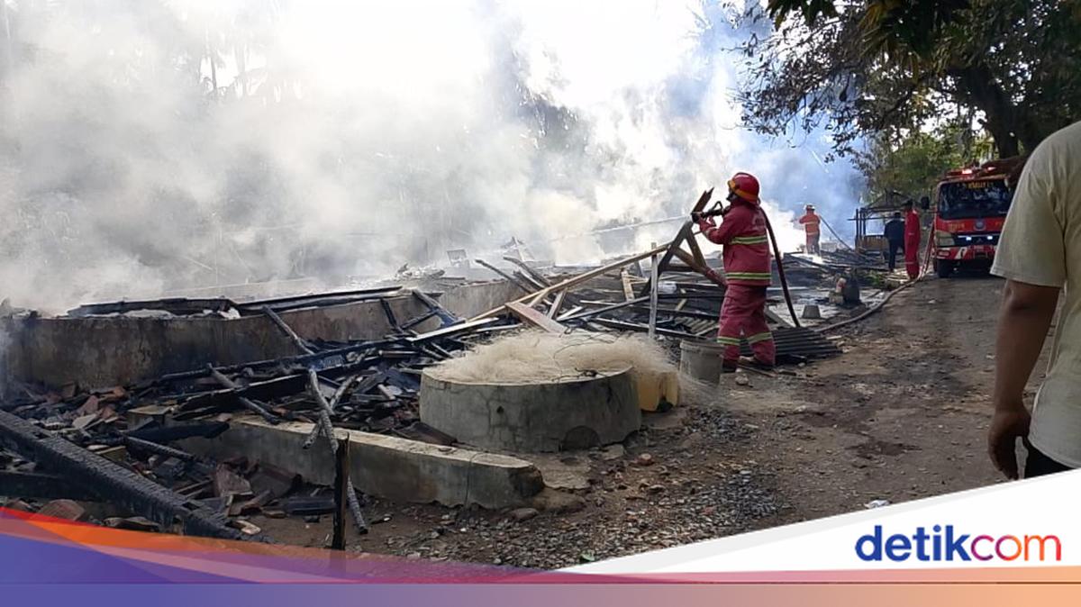 Tujuh rumah bantuan tsunami 2006 di Pangandaran ludes terbakar