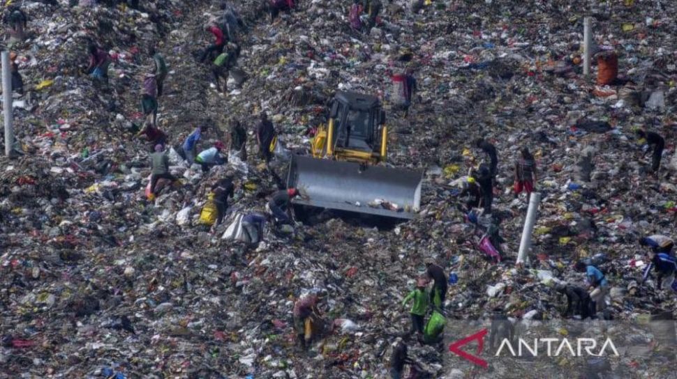 Tumpukan sampah di TPA Sarimukti Bandung Barat