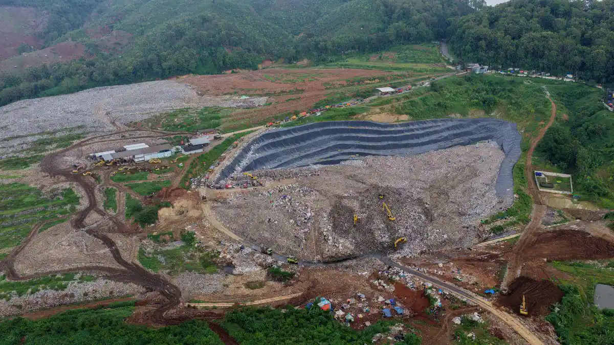 Tumpukan sampah di TPA Sarimukti Bandung Raya