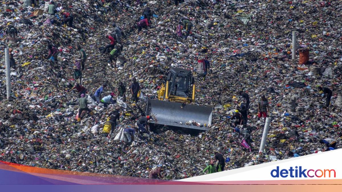 Tumpukan sampah di TPA Sarimukti yang terancam mengalami kelebihan kapasitas