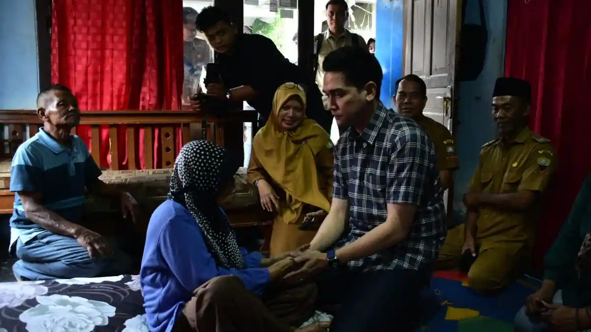 Wabup Sumedang Fajar Aldila saat mengunjungi lansia penderita katarak di Cimalaka