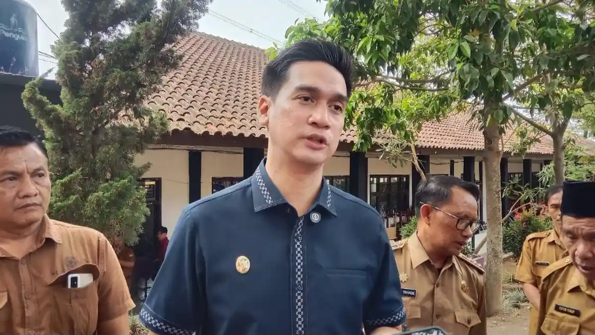 Wakil Bupati Sumedang M. Fajar Aldila saat memberikan imbauan literasi digital kepada pelajar.