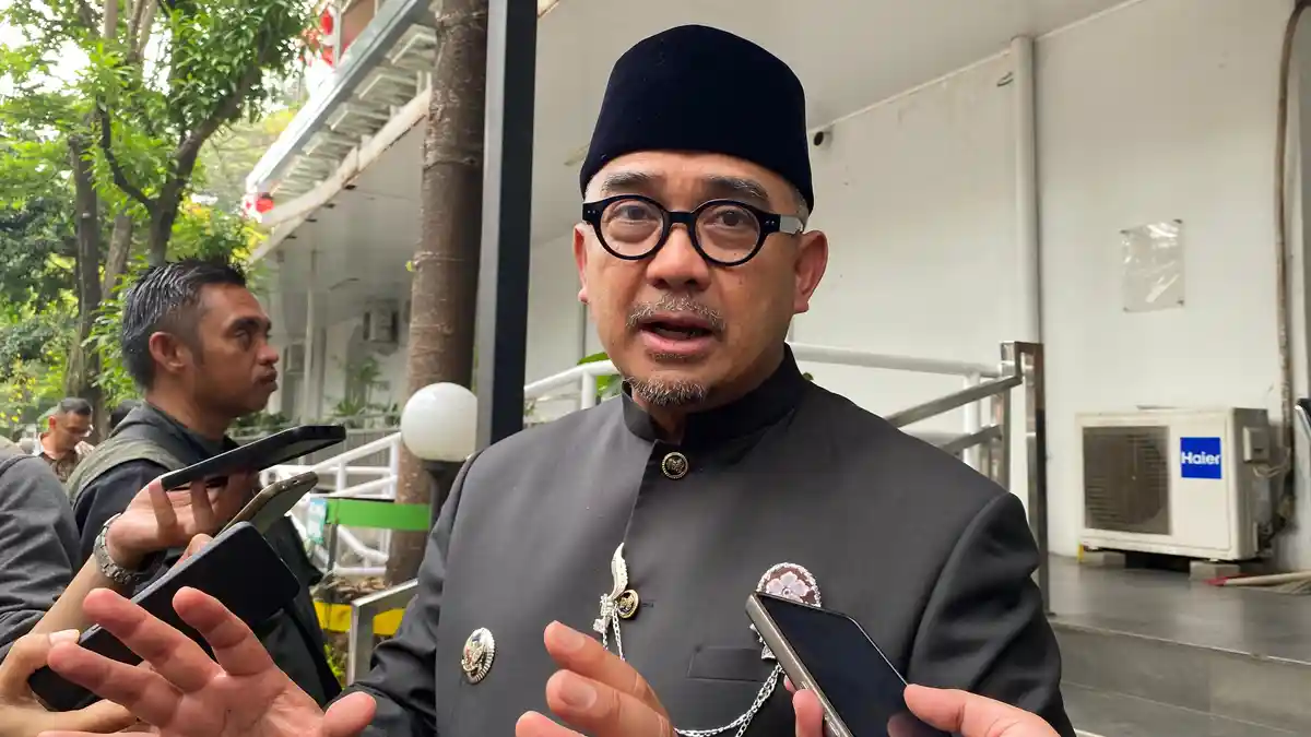 Wali Kota Bandung Muhammad Farhan saat memberikan keterangan pers terkait dinamika internal Pemkot Bandung