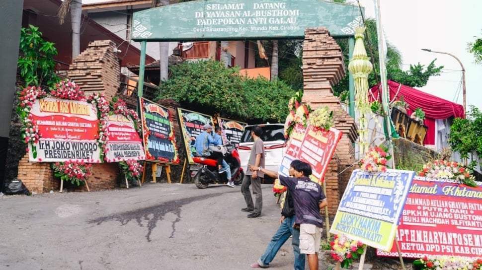 Warga antusias menyambut kedatangan Jokowi di Cirebon