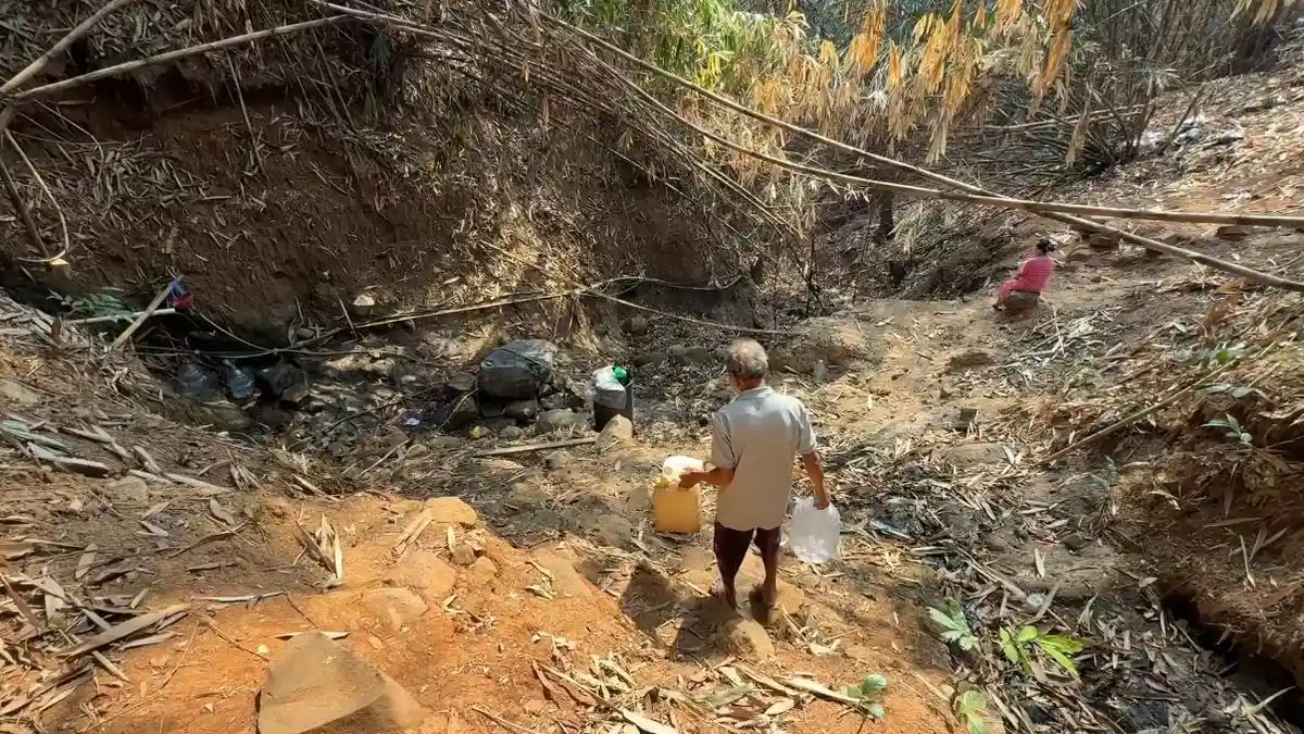 Warga Kampung Cipeuteuy Purwakarta mengambil air bersih di tengah kemarau