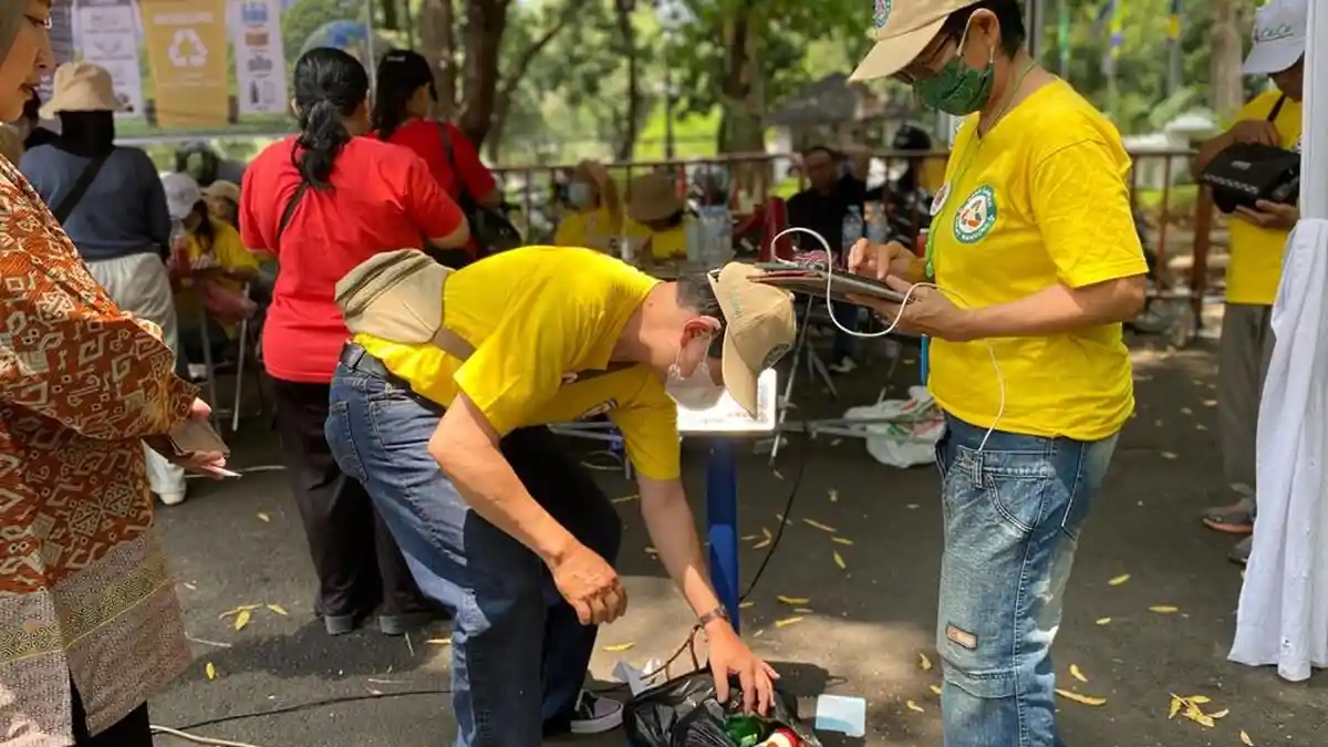 Warga menukar sampah plastik dengan vocer di Balai Kota Bandung