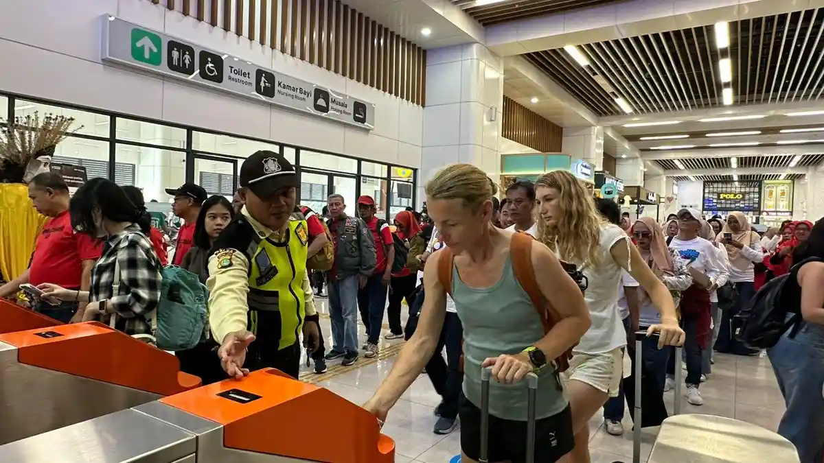 Wisatawan asing antre di stasiun Kereta Cepat Whoosh