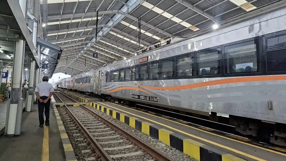 Wisatawan mancanegara menikmati perjalanan traincation dengan Kereta Panoramik di Jawa Barat