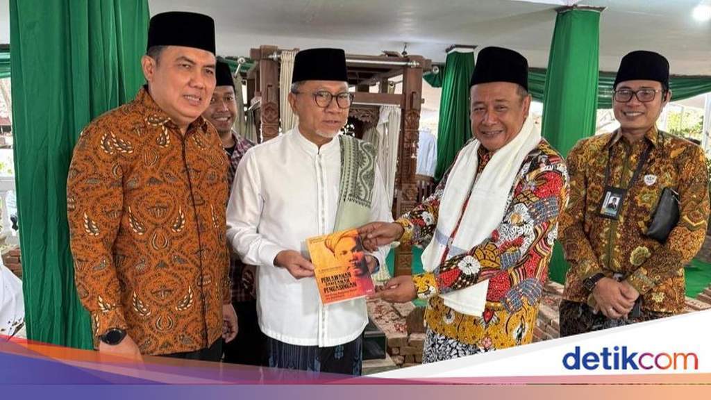 Zulkifli Hasan saat menghadiri Haul Pondok Buntet Pesantren di Cirebon